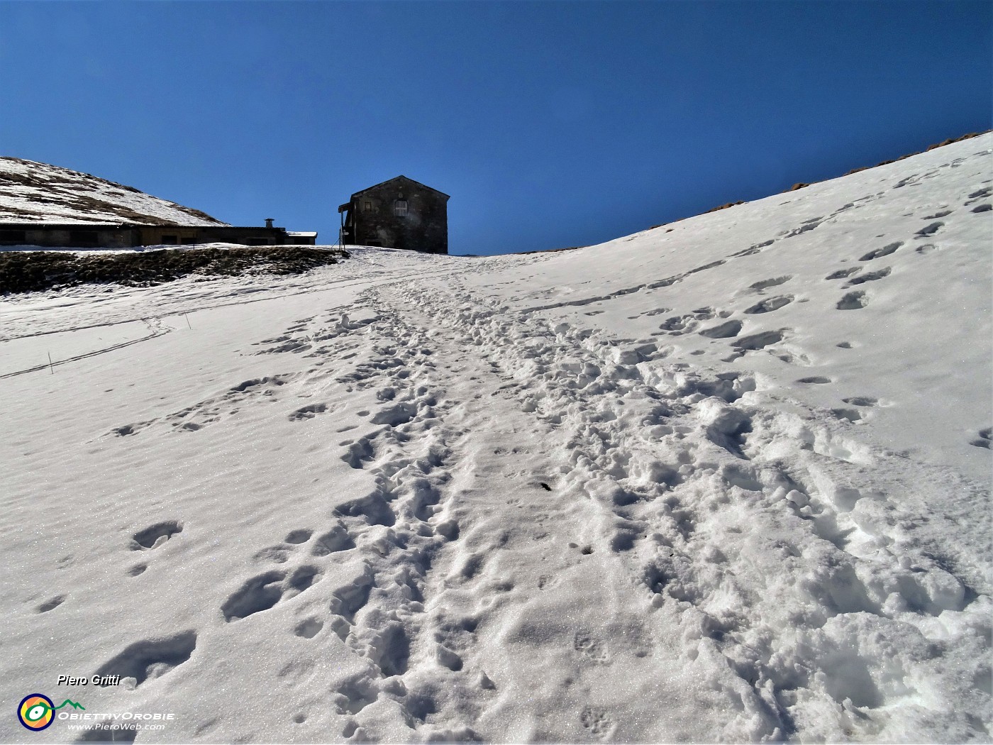 18 In arrivo pestando neve alla Casera Alpe Aga (1759 m).JPG -                                